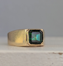 Load image into Gallery viewer, Luxuriously heavy tourmaline signet 9ct yellow gold ring