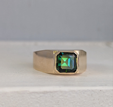 Load image into Gallery viewer, Luxuriously heavy tourmaline signet 9ct yellow gold ring