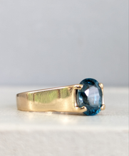 Load image into Gallery viewer, Vintage blue zircon 9ct ring