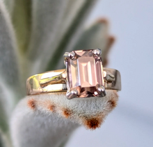Load image into Gallery viewer, Mauve pink Harts Ranges zircon 9ct gold ring