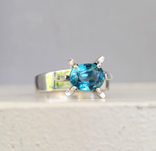 Load image into Gallery viewer, Stunning vintage blue zirocon sterling silver ring 925