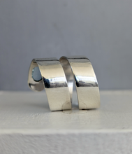 Load image into Gallery viewer, 'All wrapped up' vintage aquamarine cabochon ring in sterling silver.