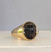 Load image into Gallery viewer, Vintage glass scarab beetle signet 9ct yellow gold