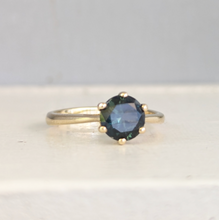 Load image into Gallery viewer, Vintage Parti sapphire solitaire ring in 9ct yellow gold