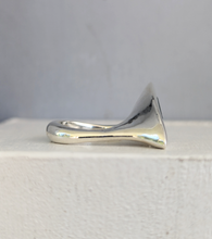 Load image into Gallery viewer, Vintage modernist abstract ring featuring a sleek seablue tourmaline c1970s