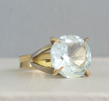 Load image into Gallery viewer, Vintage sky blue topaz 18ct gold ring