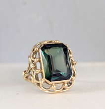 Load image into Gallery viewer, Mid century green spinel in 8ct yellow gold