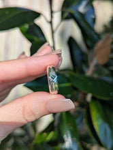 Load image into Gallery viewer, Bi-colour Australian sapphire in vintage sterling silver band