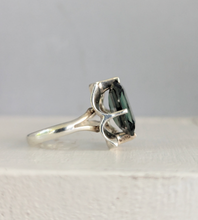 Load image into Gallery viewer, Vintage Buttercup green spinel ring in sterling silver
