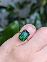 Load image into Gallery viewer, Vintage chrome Tourmaline in 9ct yellow gold.
