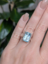 Load image into Gallery viewer, Pale blue 8ct aquamarine in chunky vintage silver