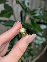 Load image into Gallery viewer, Huge 4.79ct Australian Parti sapphire in heavy 18ct yellow gold