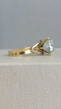 Load image into Gallery viewer, Vintage sky blue topaz 18ct gold ring