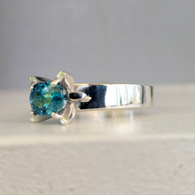 Load image into Gallery viewer, Stunning vintage blue zirocon sterling silver ring 925