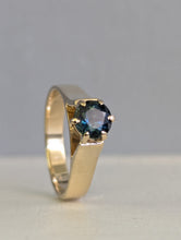Load image into Gallery viewer, Peacock blue parti sapphire 9ct yellow gold vintage