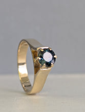 Load image into Gallery viewer, Peacock blue parti sapphire 9ct yellow gold vintage