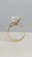 Load image into Gallery viewer, Vintage sky blue topaz 18ct gold ring