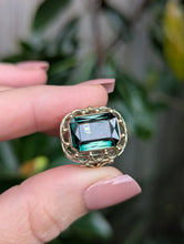 Load image into Gallery viewer, Mid century green spinel in 8ct yellow gold