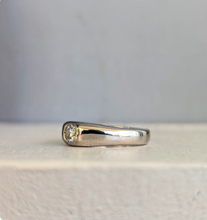 Load image into Gallery viewer, Vintage hammerset diamond in 9ct white gold