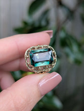 Load image into Gallery viewer, Mid century green spinel in 8ct yellow gold