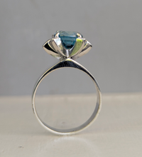Load image into Gallery viewer, Stunning vintage blue zirocon sterling silver ring 925