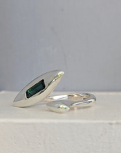 Load image into Gallery viewer, Vintage modernist abstract ring featuring a sleek seablue tourmaline c1970s