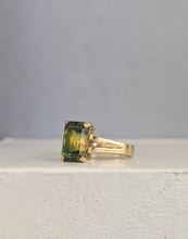 Load image into Gallery viewer, Huge 4.79ct Australian Parti sapphire in heavy 18ct yellow gold