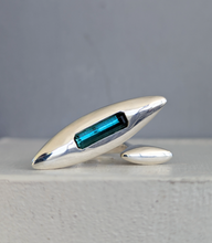 Load image into Gallery viewer, Vintage modernist abstract ring featuring a sleek seablue tourmaline c1970s