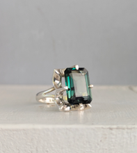 Load image into Gallery viewer, Vintage Buttercup green spinel ring in sterling silver
