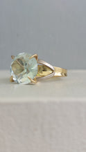 Load image into Gallery viewer, Vintage sky blue topaz 18ct gold ring