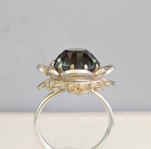 Load image into Gallery viewer, Green spinel flower wirework ring mid century silver