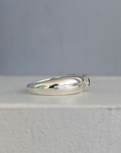 Load image into Gallery viewer, Bi-colour Australian sapphire in vintage sterling silver band