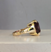 Load image into Gallery viewer, Mulberry Tourmaline in heavy vintage 9ct yellow gold