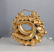 Load image into Gallery viewer, Vintage Unoaerre Italian Geometric hoops 9ct yellow gold.