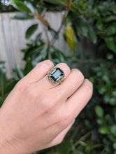 Load image into Gallery viewer, Mid century green spinel in 8ct yellow gold