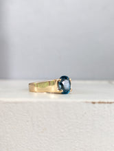Load image into Gallery viewer, Vintage blue zircon 9ct ring