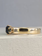 Load image into Gallery viewer, Peacock blue parti sapphire 9ct yellow gold vintage