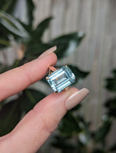 Load image into Gallery viewer, Vintage aquamarine cocktail ring c1960s in 9ct yellow gold.