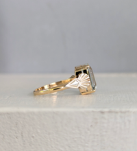 Load image into Gallery viewer, Seashell aquamarine in 9ct Art deco Australian made ring by Lustre