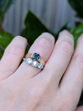 Load image into Gallery viewer, Peacock blue parti sapphire 9ct yellow gold vintage