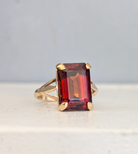 Load image into Gallery viewer, Vivid natural zircon in 9ct yellow gold vintage ring