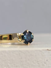 Load image into Gallery viewer, Peacock blue parti sapphire 9ct yellow gold vintage