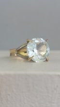 Load image into Gallery viewer, Vintage sky blue topaz 18ct gold ring