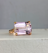 Load image into Gallery viewer, Vintage Russian lavender kunzite ring in rose gold 14ct