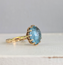 Load image into Gallery viewer, The water drop aquamarine vintage 9ct yellow gold ring