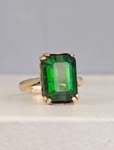 Load image into Gallery viewer, Vintage chrome Tourmaline in 9ct yellow gold.