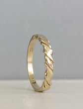 Load image into Gallery viewer, Vintage twist band 9ct yellow gold