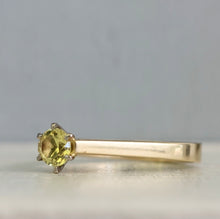 Load image into Gallery viewer, Yellow Australian sapphire 9ct gold ring