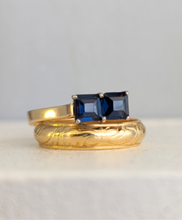 Load image into Gallery viewer, Blue sapphire vintage Australian toi et moi 18ct gold
