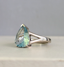 Load image into Gallery viewer, Aquamarine teardrop 💧 9ct white gold ring
